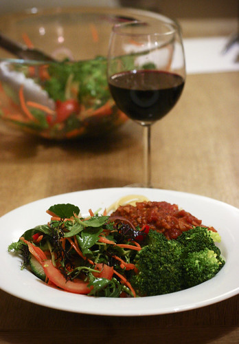 Vegan Spag Bowl with Salad, Broccoli and Syrah