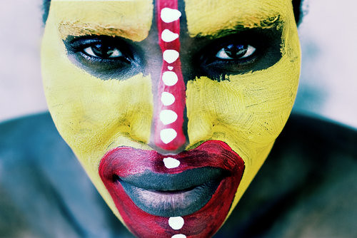 African facial painting por Punto y Raya Festival.