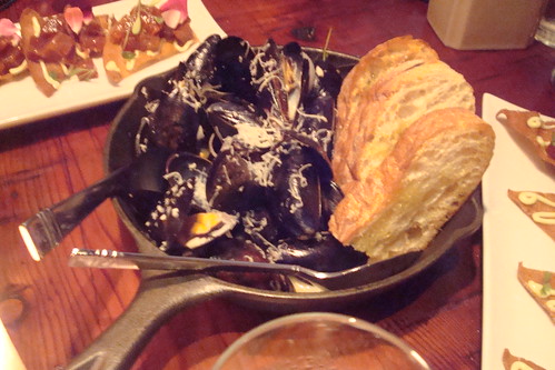 Mussels, steamed mussels, white wine, garlic, shallots, grilled bread