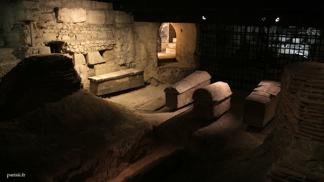 Crypte archéologique, où étaient les sépultures de Saint Denis et ses compagnons de martyr, Rustique et Eleuthère