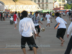 chicos jugando futbol junto al National Olympic Stadium en Phnom Penh, Camboya