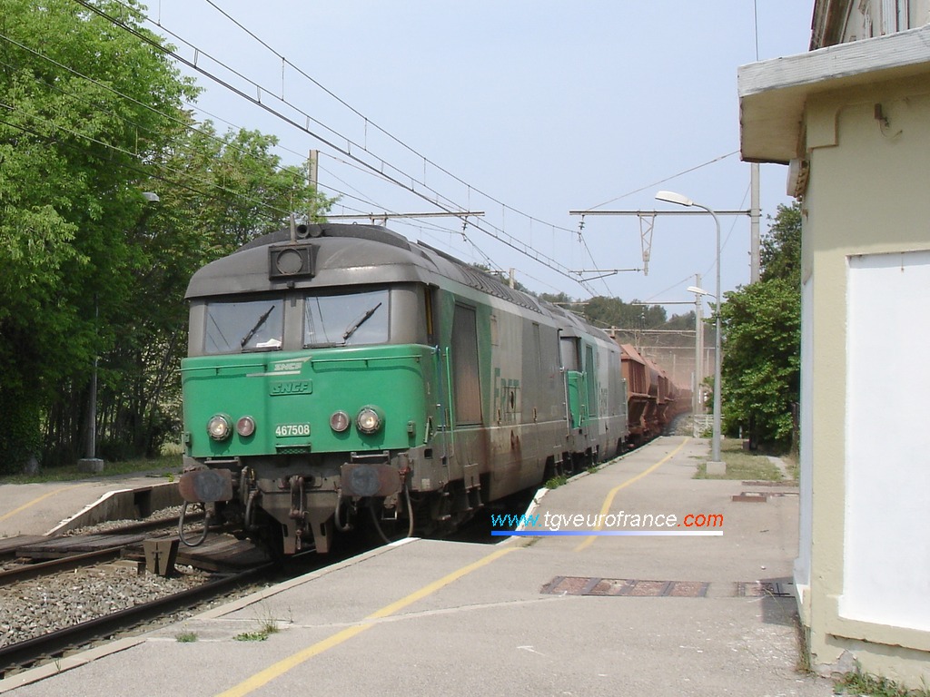 Train de bauxite tracté par deux locomotives BB 67400 FRET de Nevers