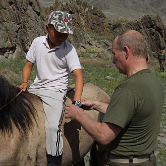 Wladimir Putin schenkt einem Hirtenjungen seine Blancpain-Uhr ©  J