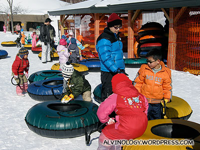 Lots of kids queuing for sledding