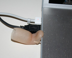 Echte Fingerprothese mit integriertem USB-Stick