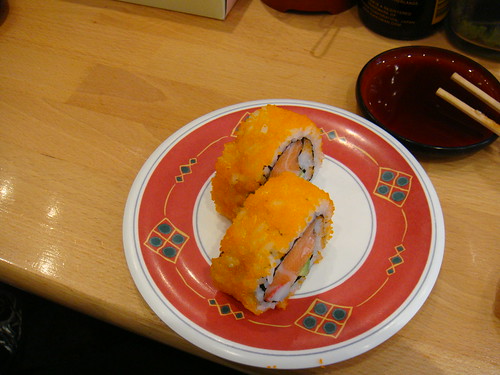 Maki de aguacate, salmón y cangrejo