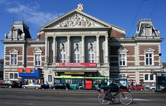 Concert gebouw by drooderfiets