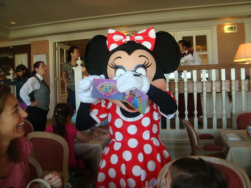 Minnie firmando en el Lounge del Castle Club