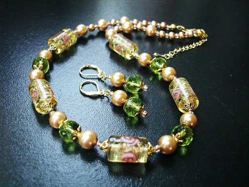  #GBN090+E = GOLDEN DREAMS N+E Set SGD$35  = Beautiful  Golden Yellow  lampwork Tube Beads , Olive Green Rondelle Crystal Beads , Golden Glass Pearls accented with Gold  Plated Metal Findings. Necklace measures about 16-18" in lenght with 2" Extension Chain / Earrings approx 4-5cms including hooks.