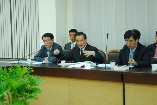 左起農委會副主委胡興華、水保局長吳輝龍、水保局主秘簡俊發