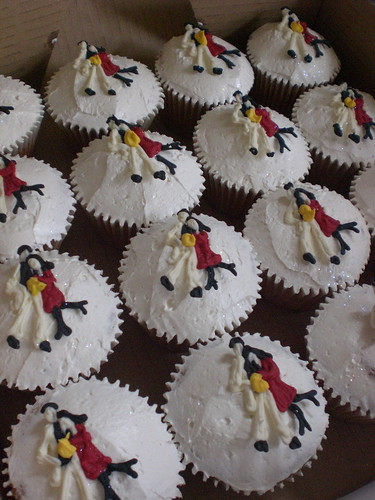 Dancing couple wedding cupcakes by London's The Lavender Bakery via Flickr