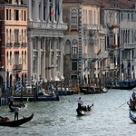 Venise: le grand canal au niveau du pont du Rialto.