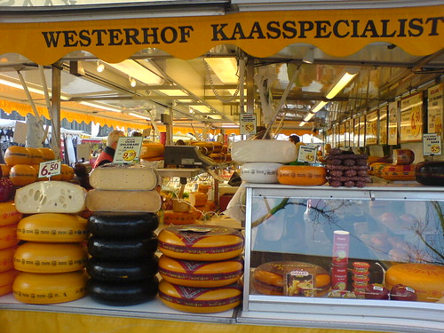 Marktstand mit Holländischem Käse auf dem Wochenmarkt in Enschede