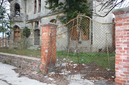 Pin's Villa, back gate
