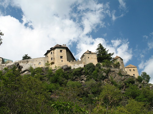 Südansicht von Schloss Juval vom Wanderweg entlang des Schnalswaals aus gesehen