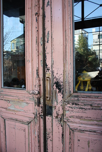 aA Design Cafe pink door
