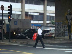 Cruzamento das ruas Amaral Gurgel e Marquês de Itu: travessia de pedestres a passos largos