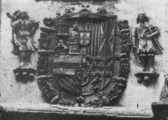 Escudo de madera de la Posada de la Hermandad en el siglo XIX conservando aún su corona (desaparecida en el siglo XX). Foto Casiano Alguacil (detalle)