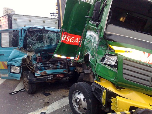 Trânsito fica lento após acidente entre dois caminhões e ambulância no bairro Mercês by João Varella