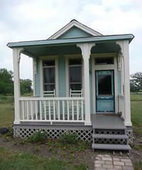 (all images from tinytexashouses.com)