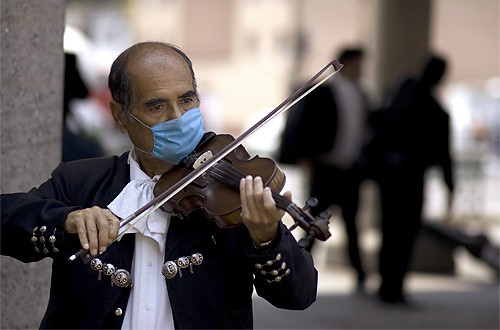 Strassenmusiker in Mexiko mit Mundschutz