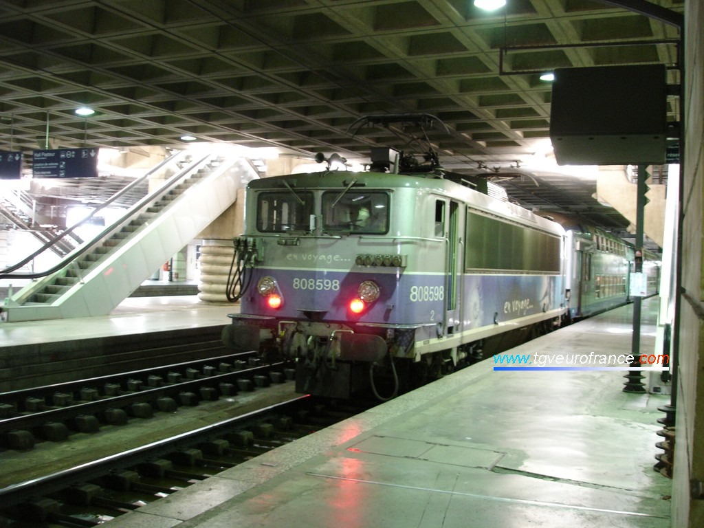 Une locomotive BB8500 en tête d'une rame VO2N stationne en gare de Paris-Montparnasse le 20 juillet 2006.