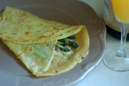 Crepe with asparagus, gruyere and morels