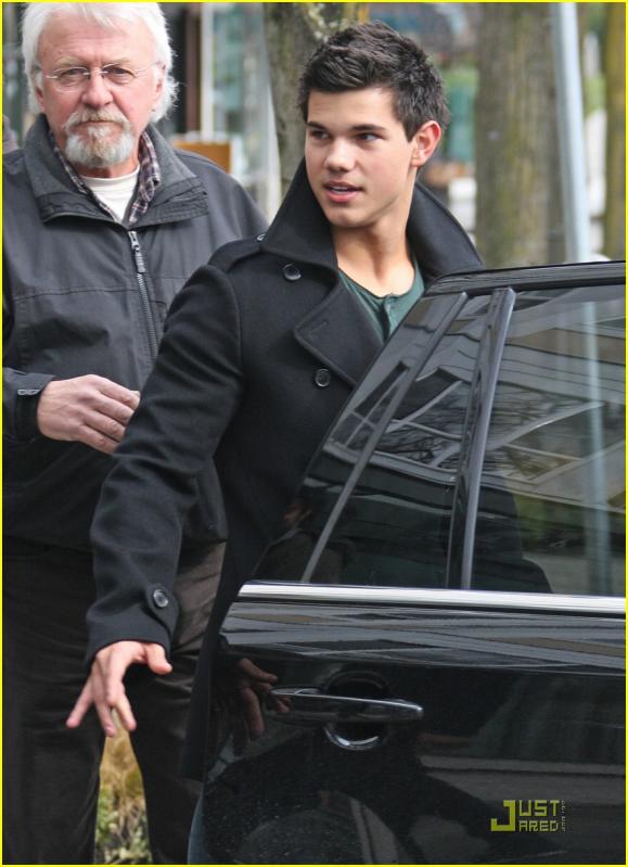 taylor-lautner-wolf-pack-lunch-10