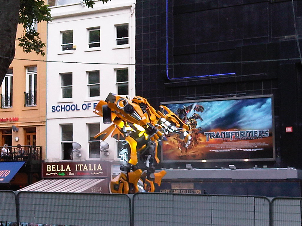 Transformers 2 Londres Bumblebee tamaño real 2