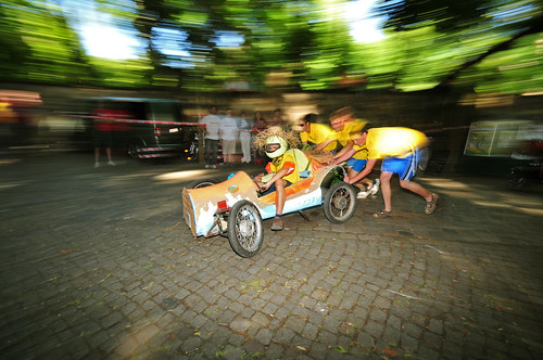 Tollkühne Jungs in klapprigen Kisten zum Saloppe-Seifenkistenrennen, Foto: realname