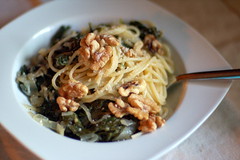 Spaghetti with parmesan, walnuts, kale and caramelized onions
