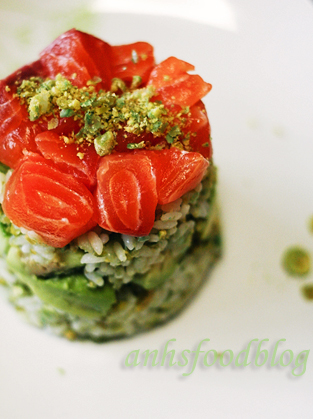 Wasabi-pea flavoured sushi layer `cake´ with salmon, avocado & cucumber 