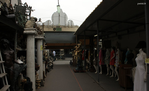 Les statues en pierre font face aux mannequins des boutiques