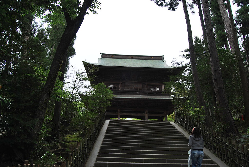 Vero subiendo las escaleras del Engaku-ji