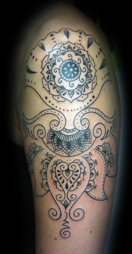 tatuaje de gena. Tatuaje estilo henna Pupa Tattoo Granada