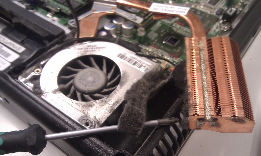 Myth Or Fact Laptop Intakes Dust When On Top Of Surface