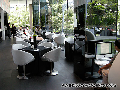 The lobby - note that they provide an iMac for guests to use