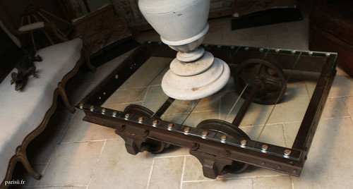 Cette table, en fer, verre et restes de locomotive, je la veux! On fait vraiment de belles trouvailles au marché aux puces de la porte de Clignancourt!