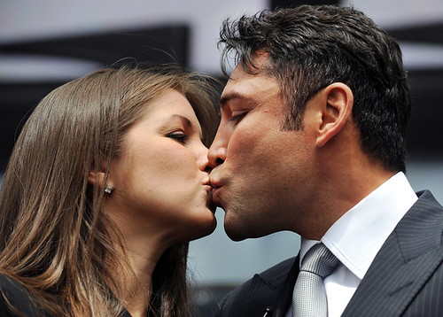 oscar de la hoya wife. Oscar De La Hoya kisses his