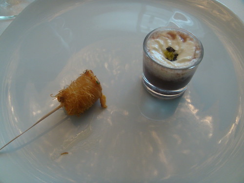 Morcilla en tempura y  Caldito de alubia negra con queso