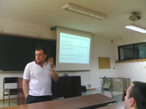 José Luis Gámez explicando la introducción a Linux