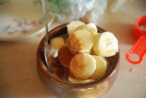 Oatmeal with banana, cinnamon and almond milk