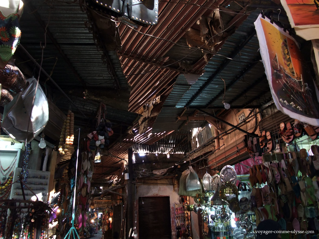 é preciso levantar a cabeça para ver-se tudo o que se vende nos zocos de Marrakech