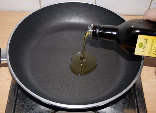 13 - Öl in eine Pfanne