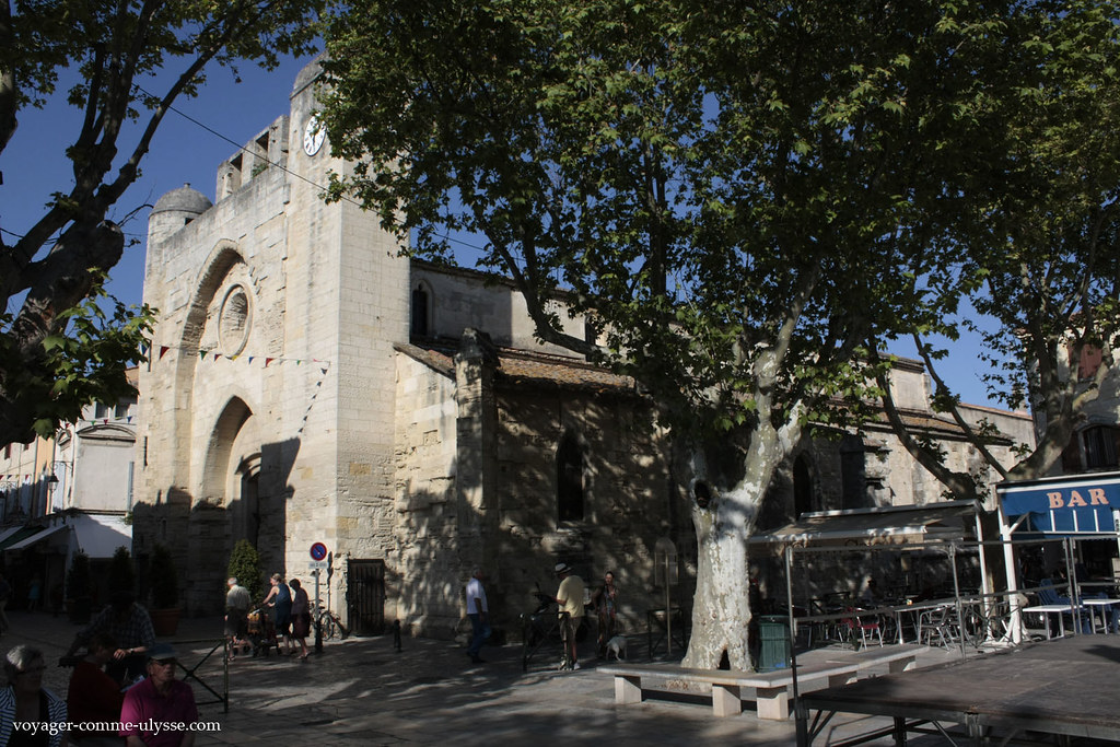 A Igreja Notre Dame des Sablons, vista da praça