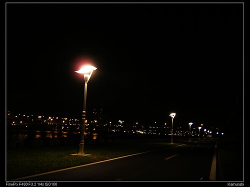 淡水河濱車道夜景