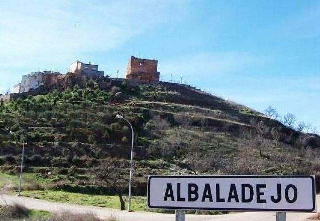 Castillo de Albaladejo desde la entrada de Villanueva de la Fuente