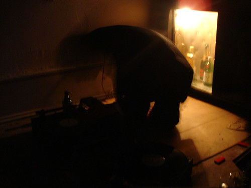 DJ kniet am Boden. November 2005