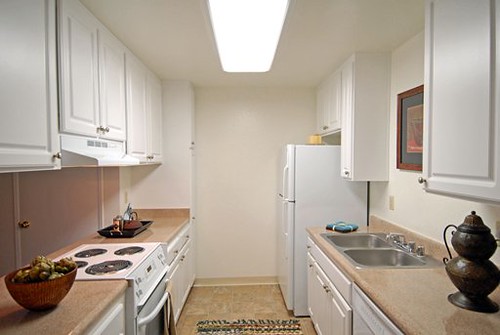 Modern White Kitchen Interior Design Idea