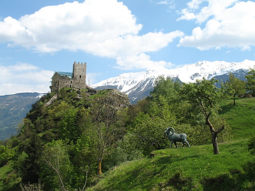 Schloss Juval und im Hintergrund die südlichen Berge des Vinschgau